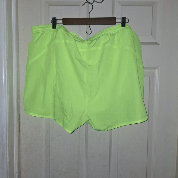 Old navy women's XXL running shorts - Picture 4 of 5